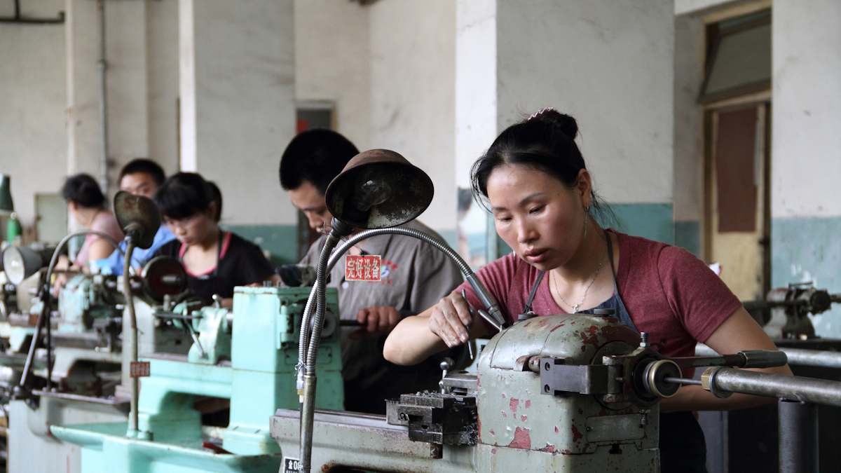 China trabajadora fábrica economía PIB
