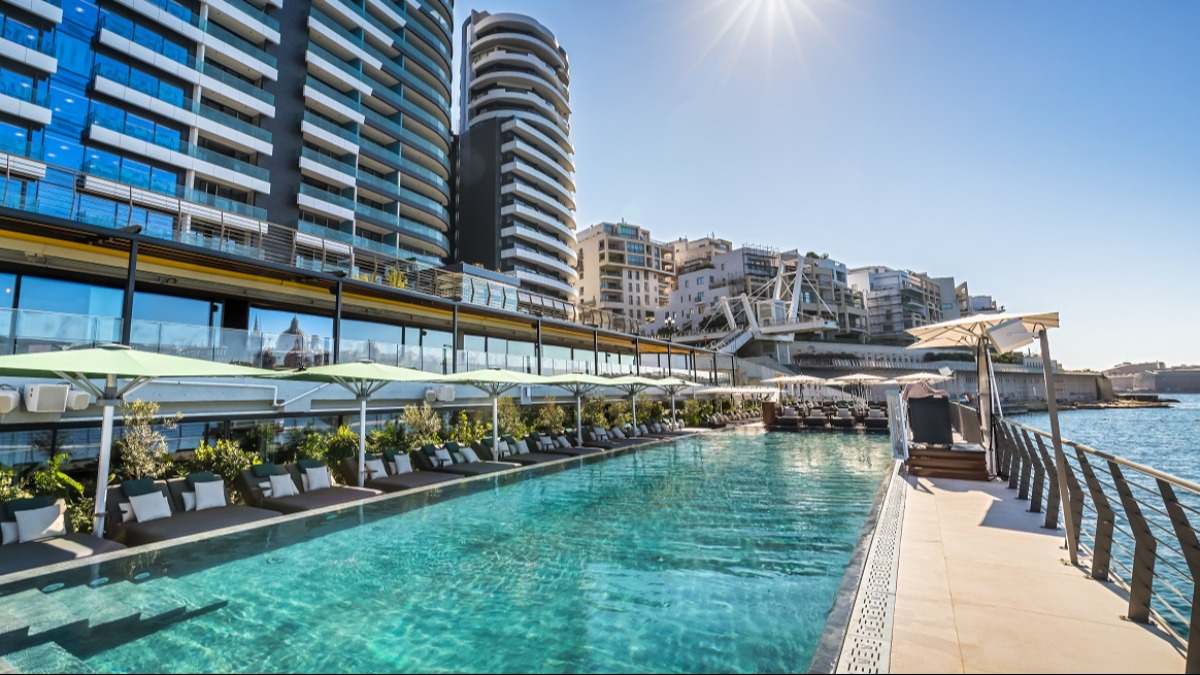 Piscina del hotel Barceló en Malta