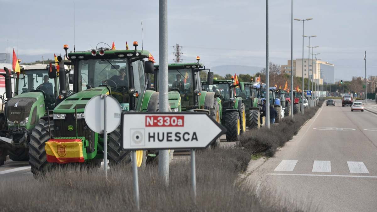 tractores en la carretera de Huesca