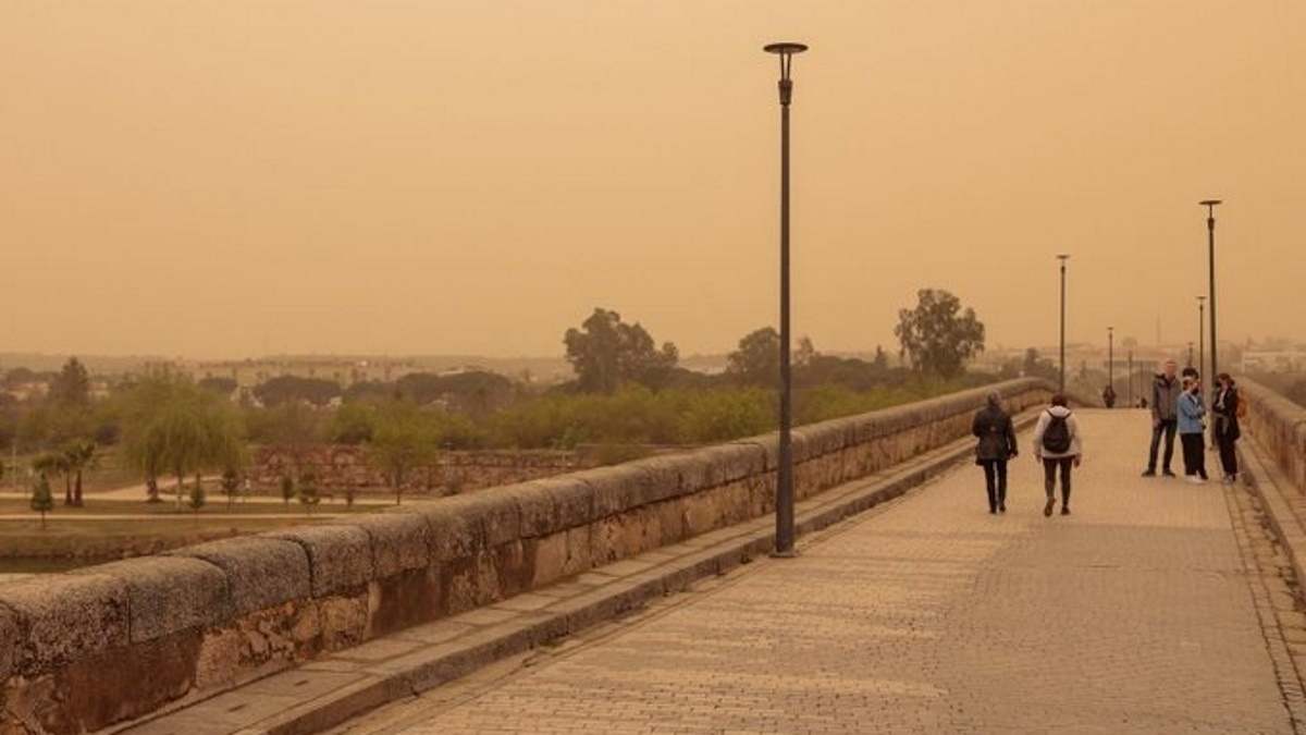 Fotografía de Mérida en un episodio de calima en 2022.