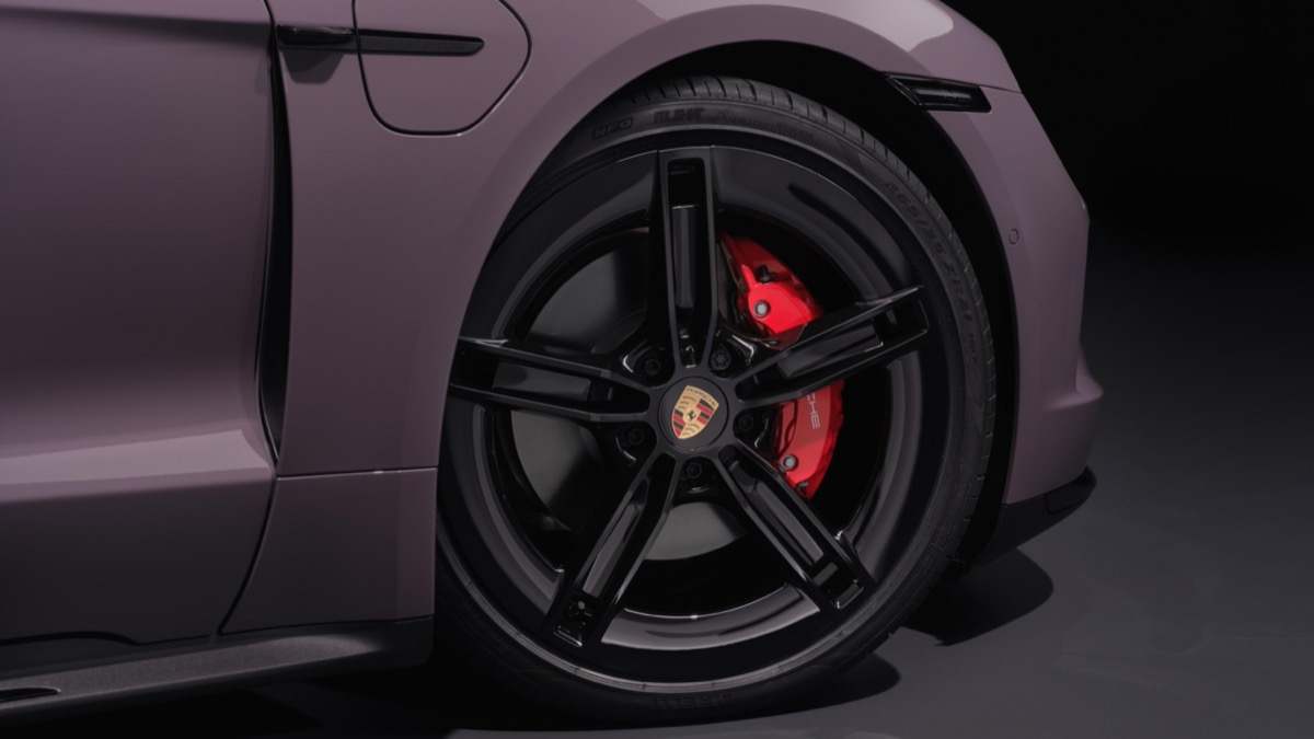 Rueda y freno de Porsche Taycan eléctrico_2024