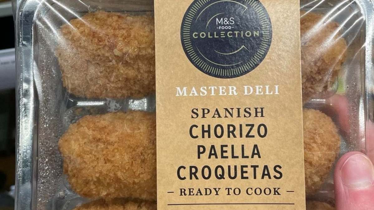 Bandeja de croquetas de paella con chorizo del supermercado M&S de Reino Unido