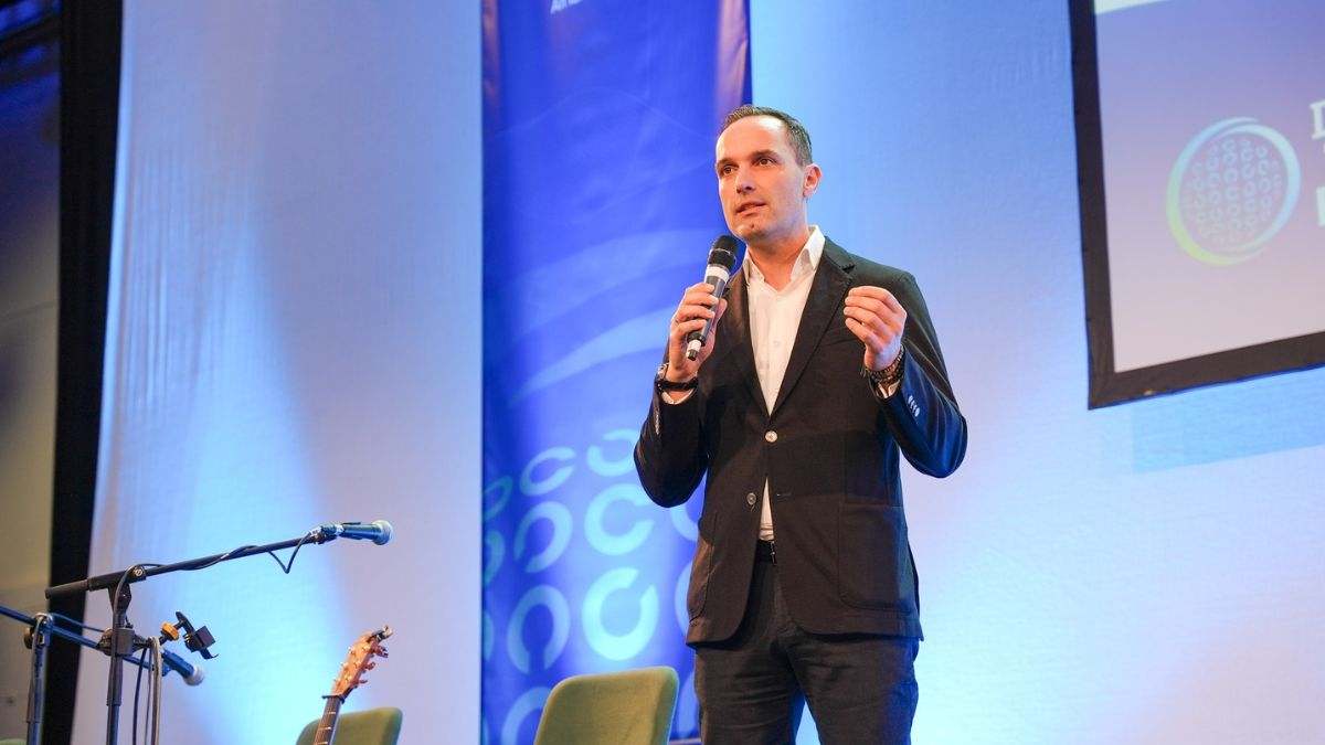 El directivo Chris Dimitriadis (ISACA): "no importa lo bueno que seas en tu profesión, tienes que entender cómo funciona la IA"