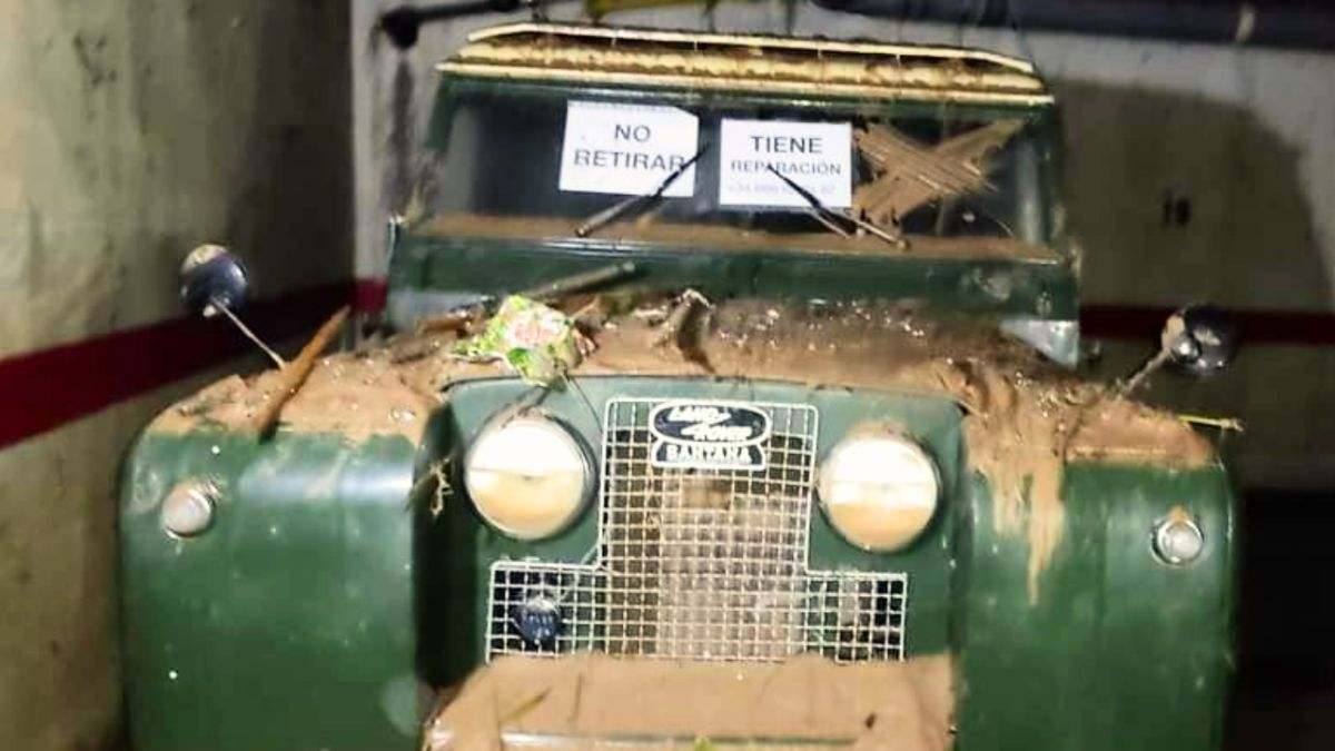 Así es el Land Rover fabricado en Linares a prueba de DANAS: "No retirar. Tiene reparación"