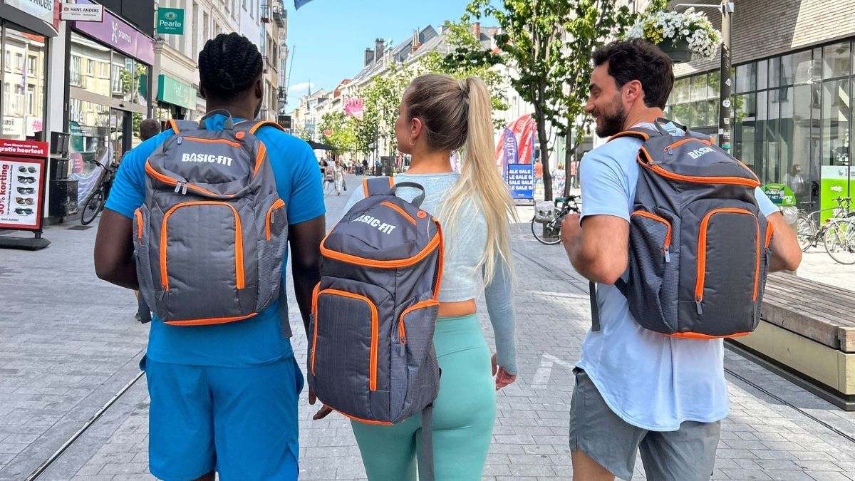 El éxito detrás de las mochilas gratis de Basic Fit: así funciona su gran estrategia de marketing para captar usuarios