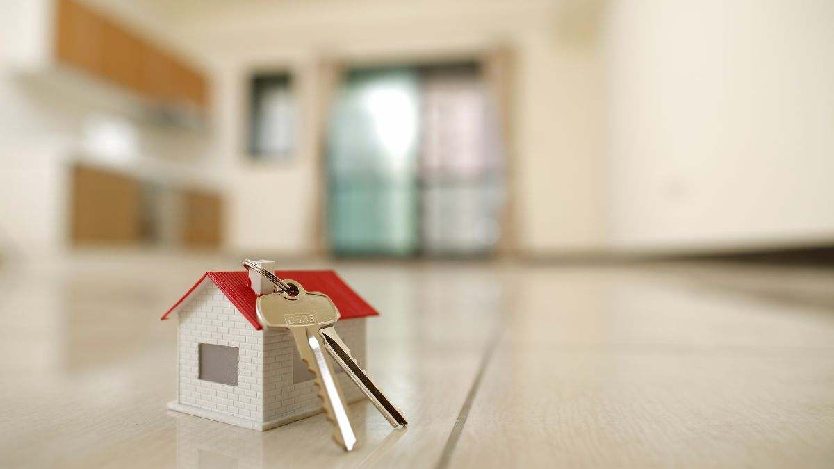 Imagen de recurso de una casa en miniatura con unas llaves.