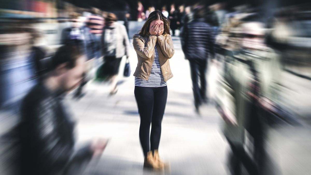 Estos son los 8 comportamientos que hacen que te sientas solo y sin amigos cercanos, según la psicología