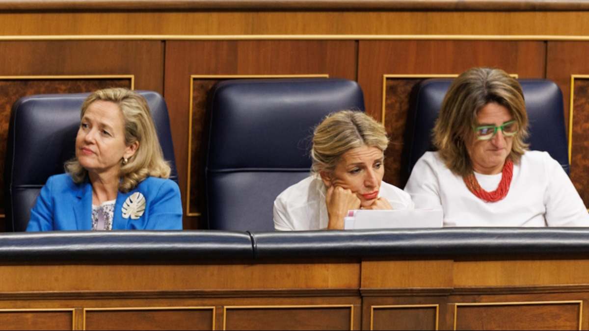 La vicepresidenta primera y ministra de Economía, Comercio y Empresa, Nadia Calviño; la vicepresidenta segunda del Gobierno y ministra de Trabajo, Yolanda Díaz, y la vicepresidenta tercera y ministra para la Transición Ecológica, Teresa Ribera.