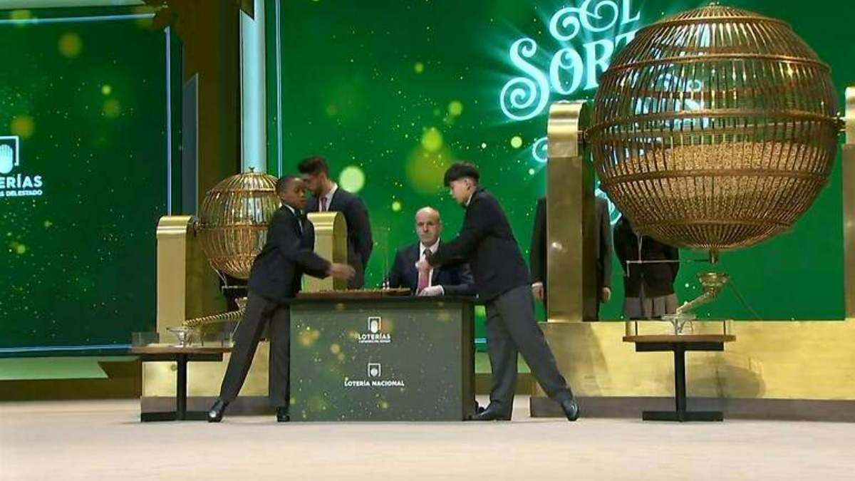 El 88.979, tercer quinto premio del Sorteo de Navidad 2023, 60.000 euros a la serie, también muy repartido