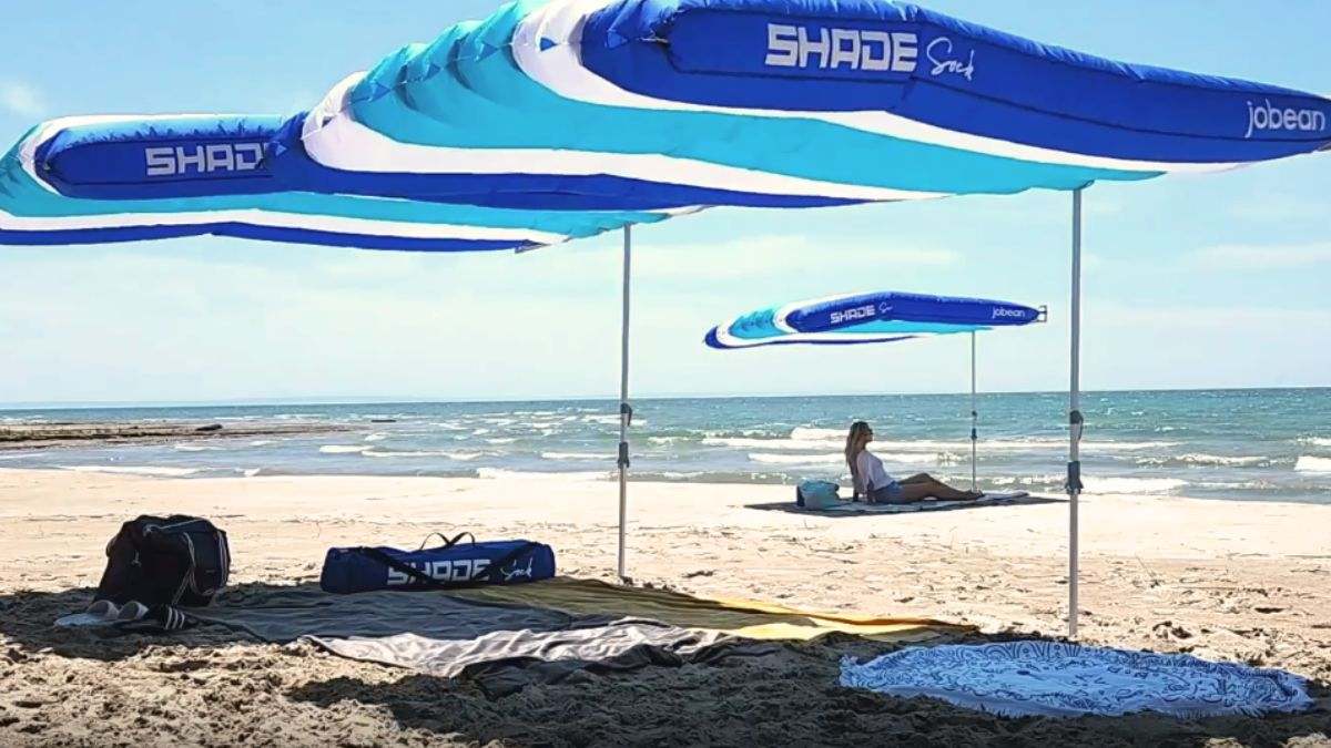 Adiós a la sombrilla tradicional de la playa: el invento definitivo que se instala rápido, da más sombra y resiste el viento