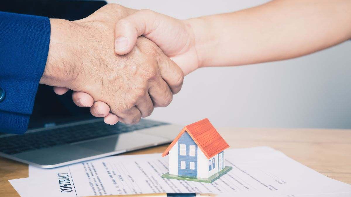 Imagen de recurso de dos personas firmando un contrato de alquiler.