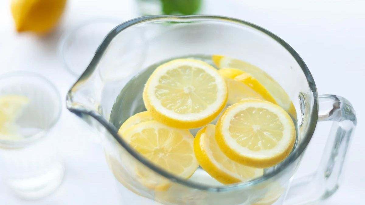 El agua con limón beneficia la digestión y la salud gastrointestinal