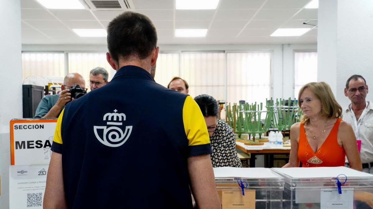 Foto de recurso de un empleado de Correos en un colegio electoral.