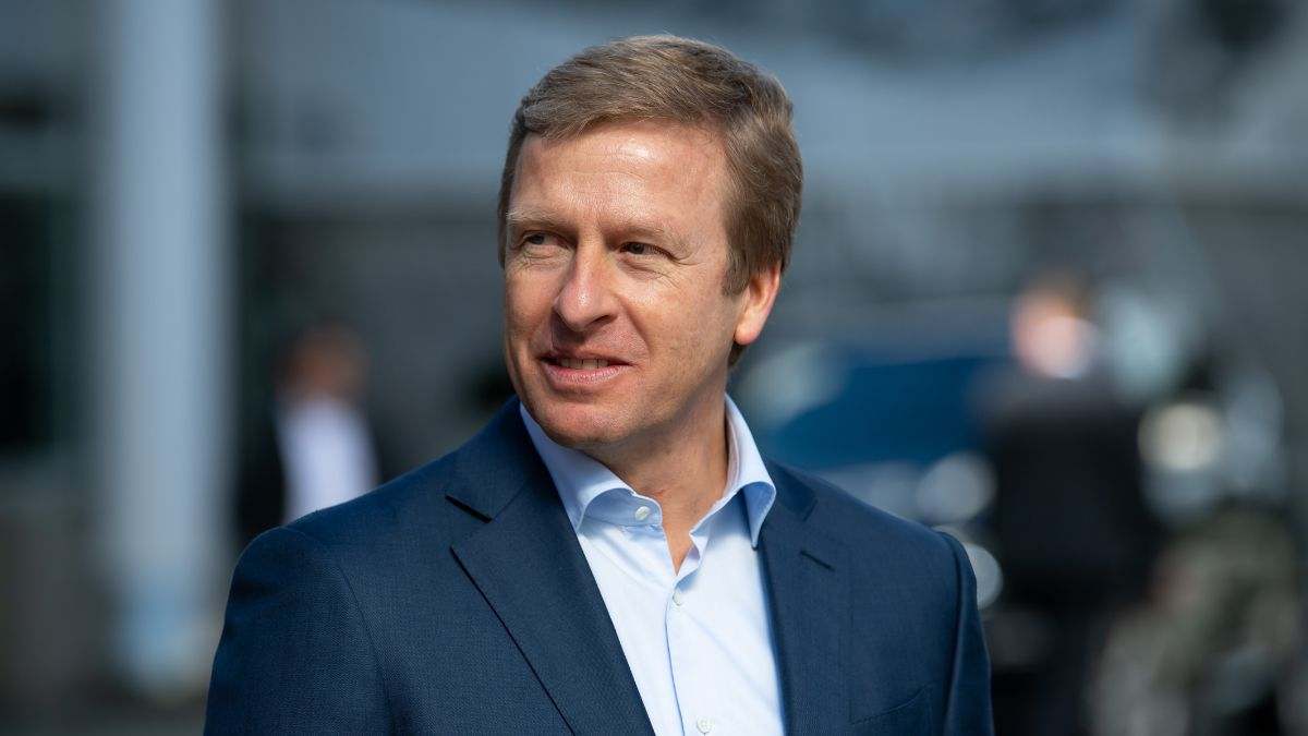 El CEO de BMW advierte a la UE del riesgo de abandonar los motores de combustión: "Es una solución falsa"