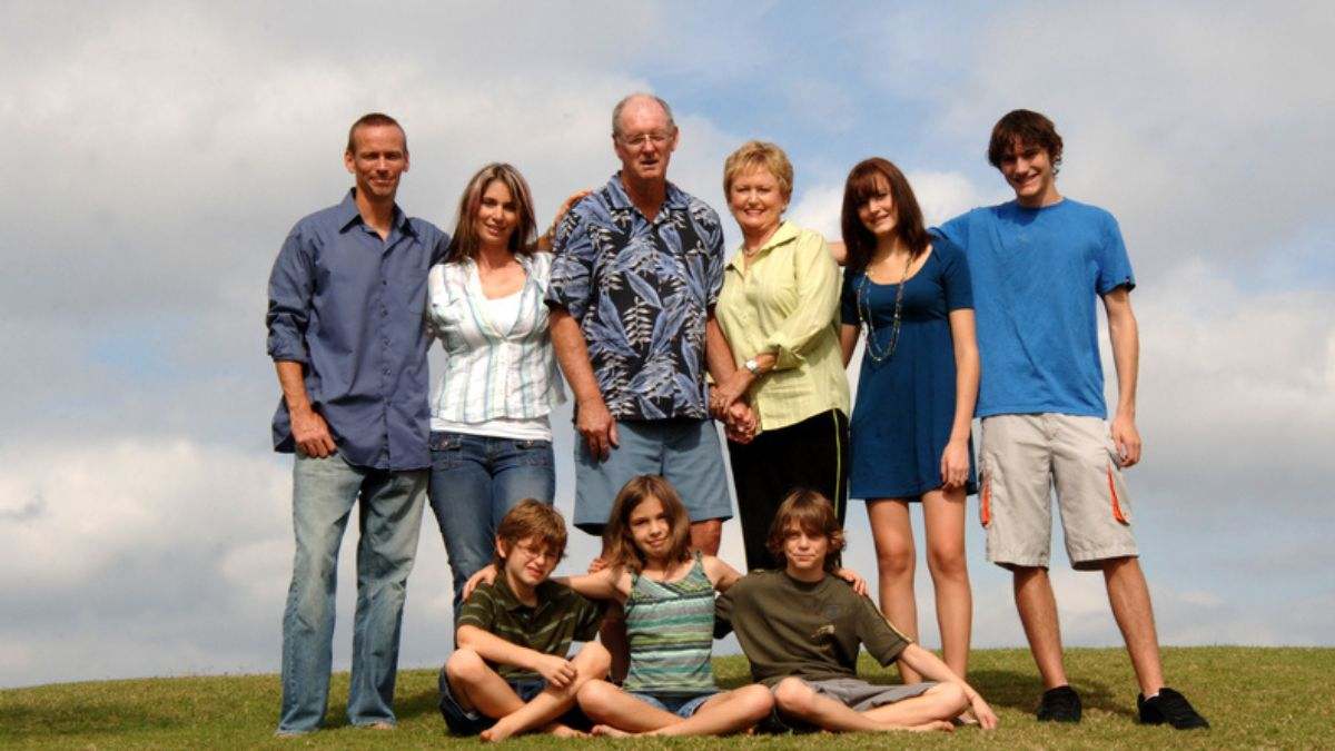Los adultos mayores que enfrentan la soledad adoptando familias y "viven más años": así funcionan los grupos de 'Abuelos sustitutos'