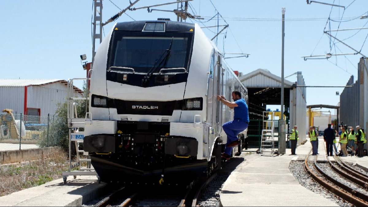 Locomotora en la planta de Stadler en Albuixech.