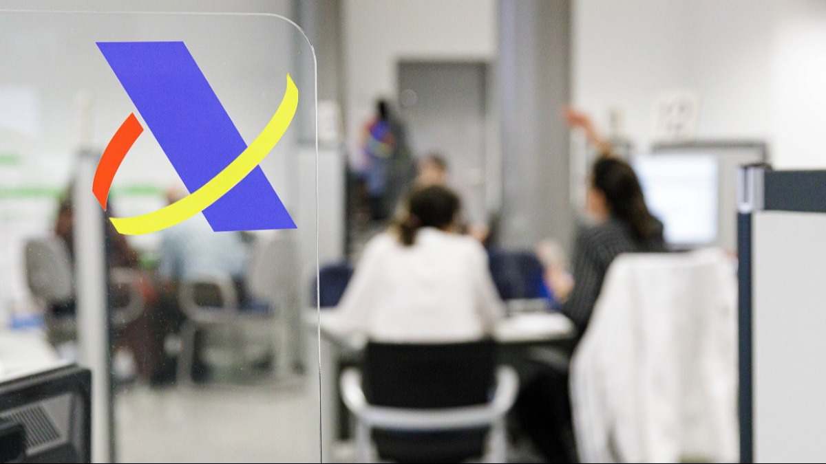 Vista de varias personas en una delegación de la Agencia Tributaria.