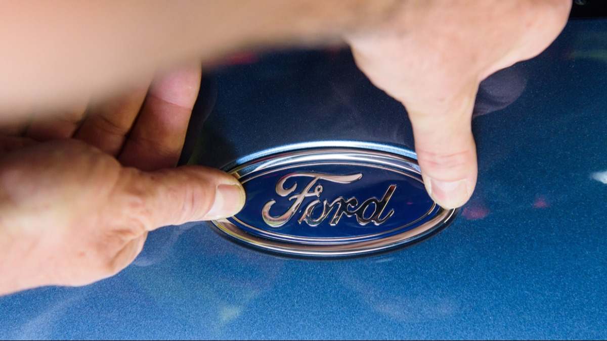 Logotipo de Ford en un capó.