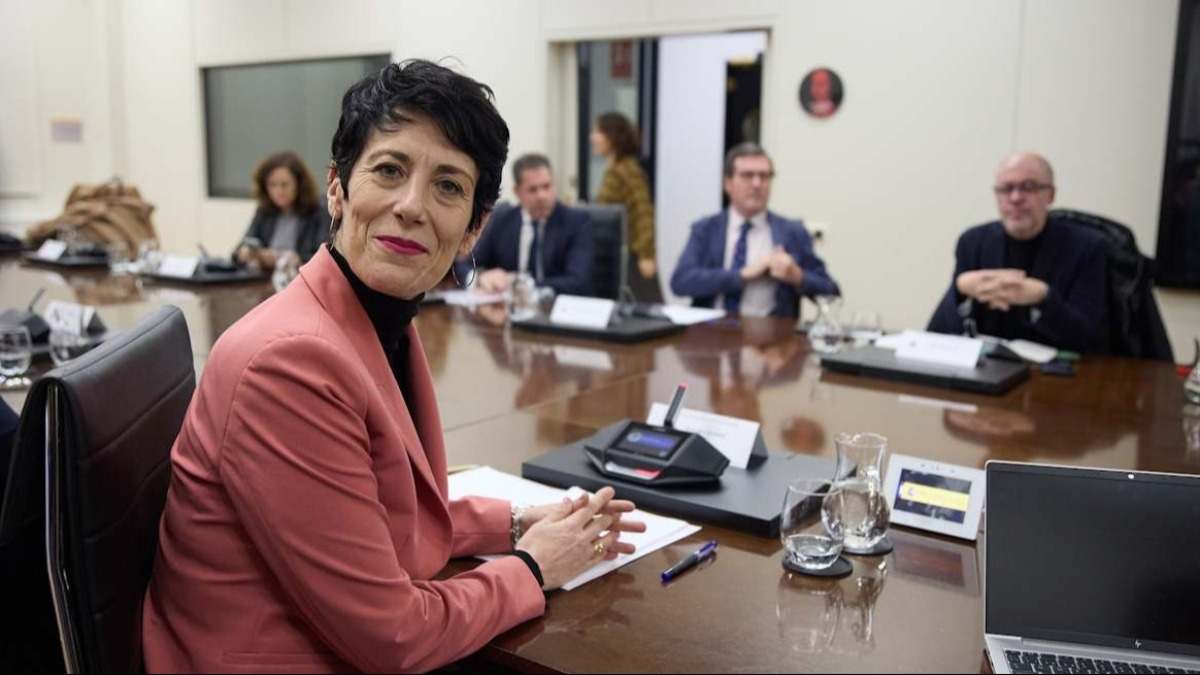 La ministra de Seguridad Social, Elma Saiz, con los agentes sociales. Europa Press