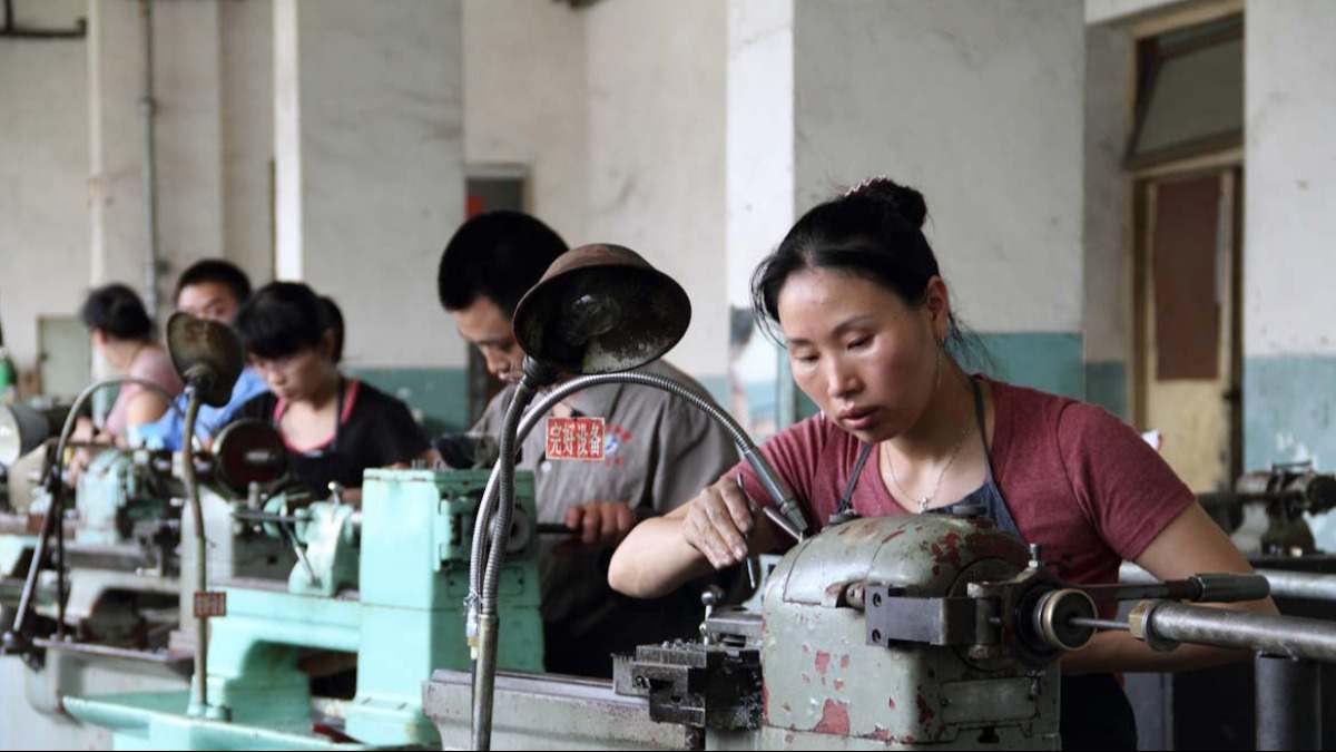 Trabajadoras asiáticas en una fábrica.