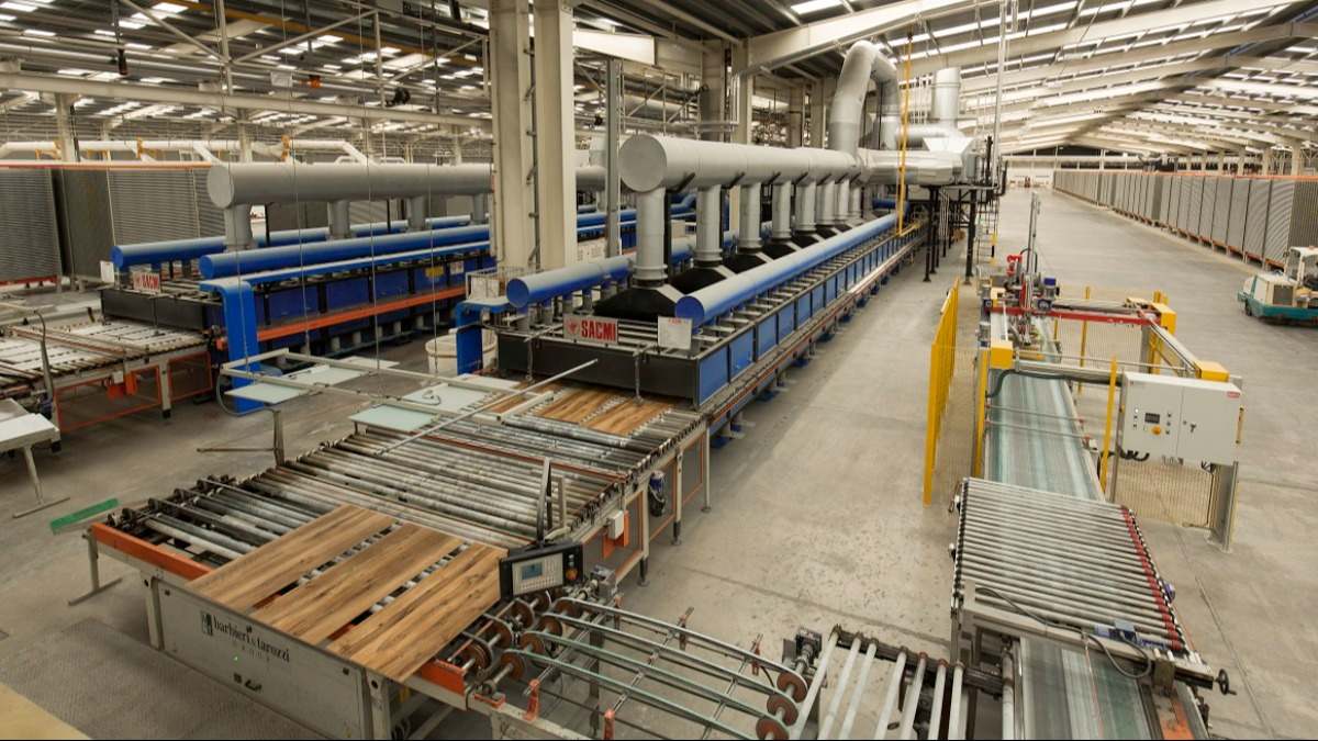 Una fábrica azulejera sin trabajadores.