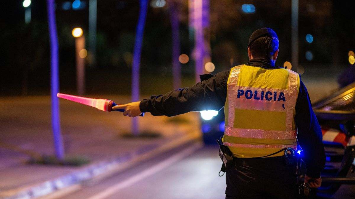 Adiós a los grupos de WhatsApp que avisan de los controles: la Policía te podrá multar si haces esto