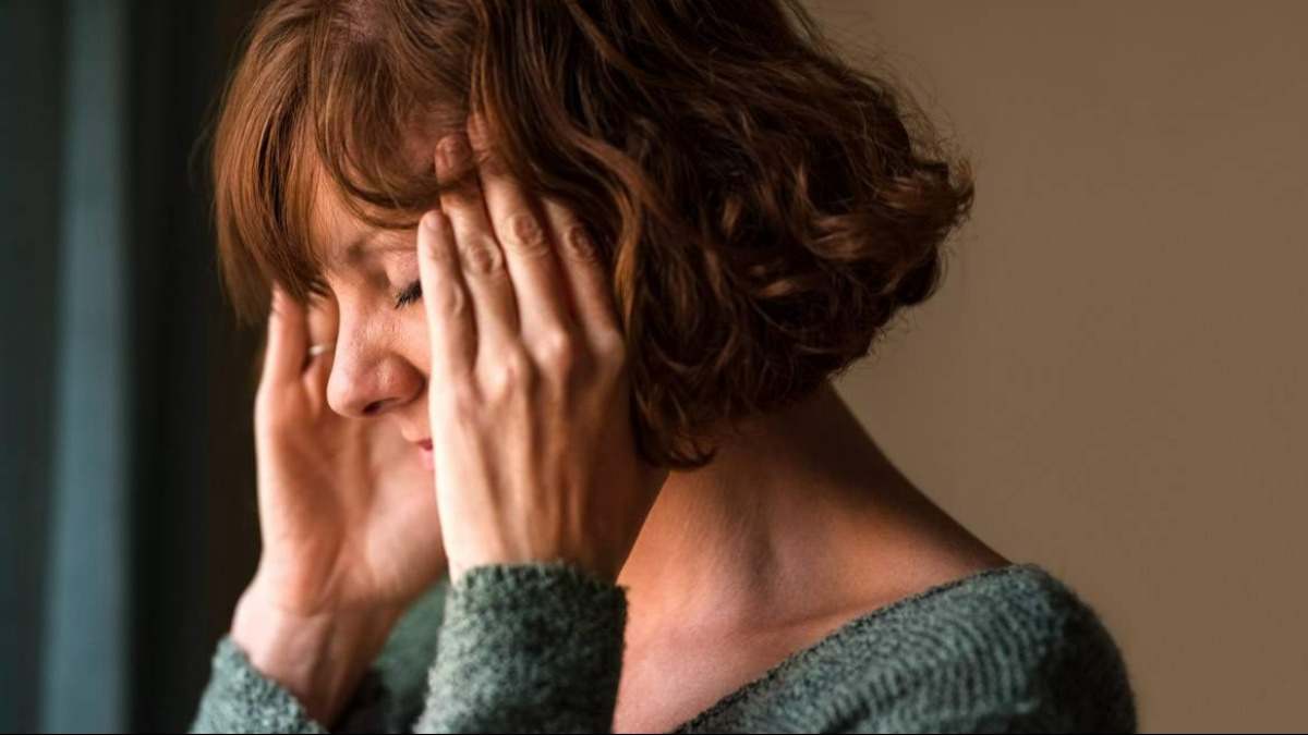 mujer sufre dolor de cabeza migraña
