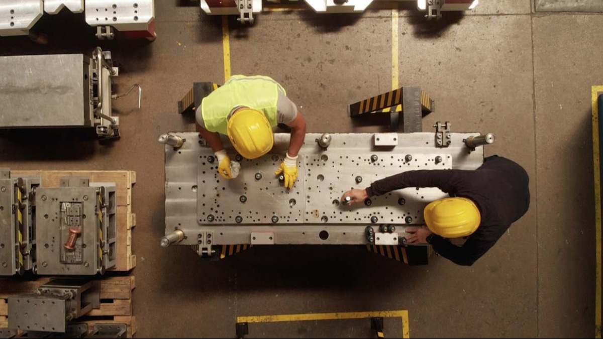 Dos operarios en una fábrica