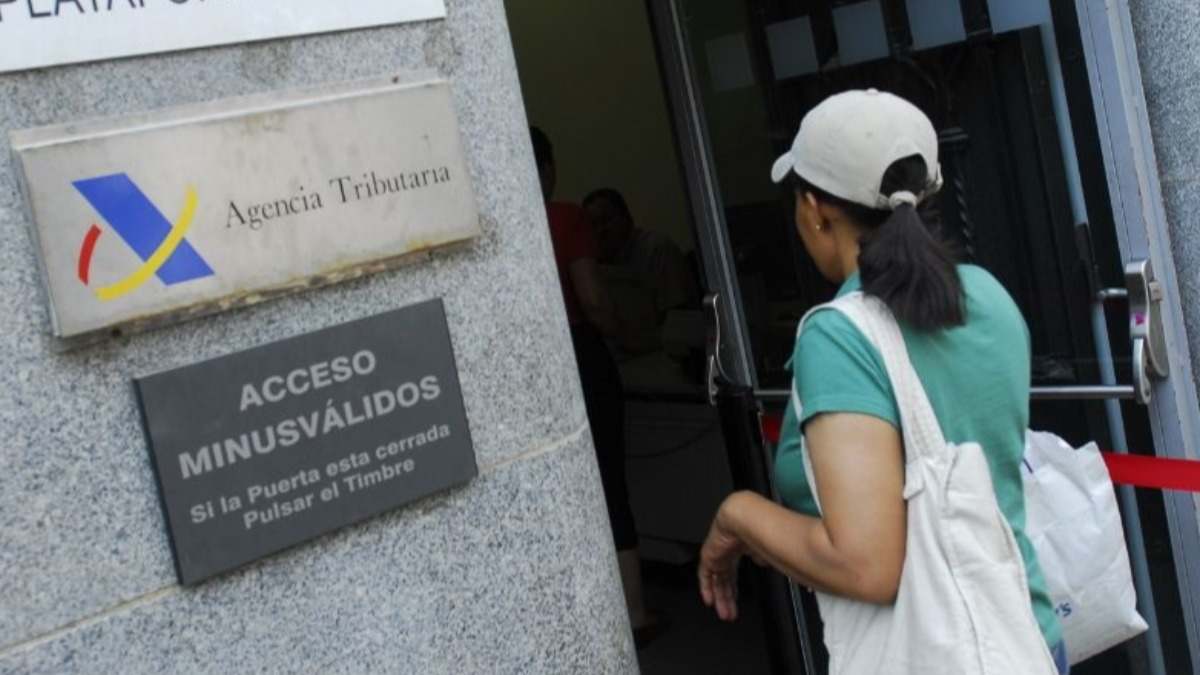 Una mujer entra a una delegación de la Agencia Tributaria.