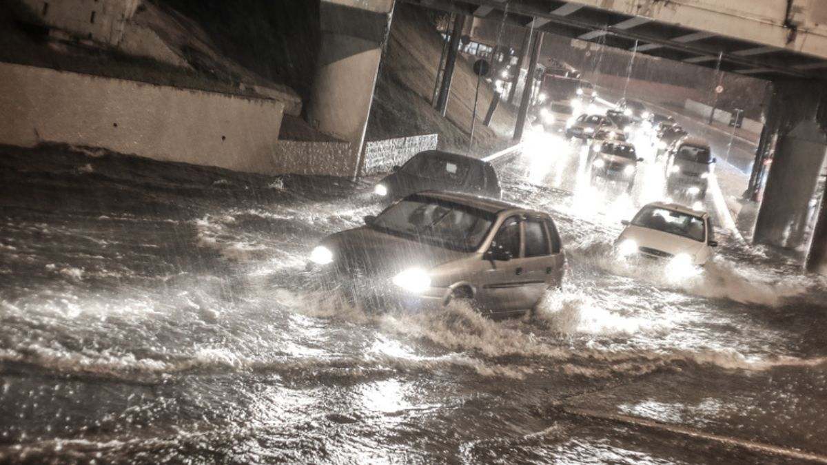Qué hacer si se inunda mi coche en una DANA y consejos para cuidar tu vehículo cuando pases por una gran charco de agua