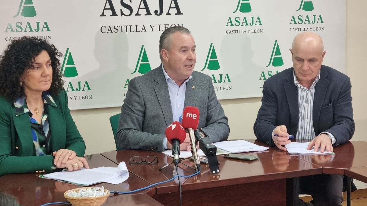 Donaciano Dujo, en el centro, con el secretario general y la gerente de ASAJA CyL, José Antonio Turrado y Nuria Ruiz.