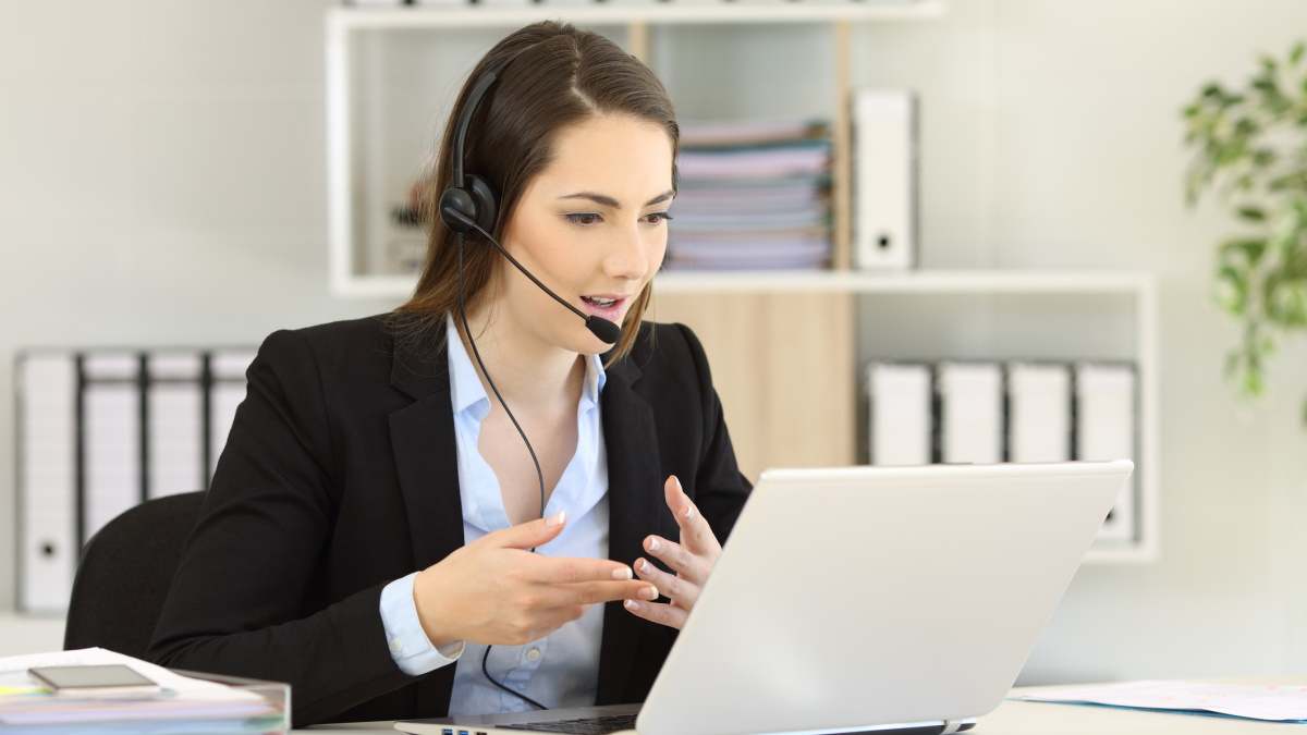 Imagen de recurso de una teleoperadora trabajando.