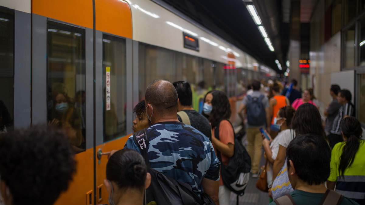 Pasajeros acceden a un tren en la estación de Sants, en Barcelona.