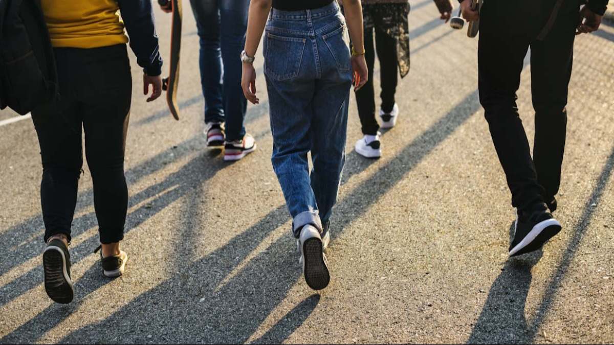 Grupo de jóvenes paseando por la calle.