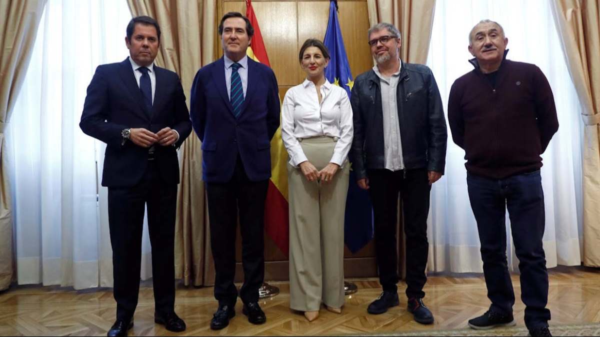 Imagen de archivo de una reunión entre patronal, Trabajo y sindicatos
