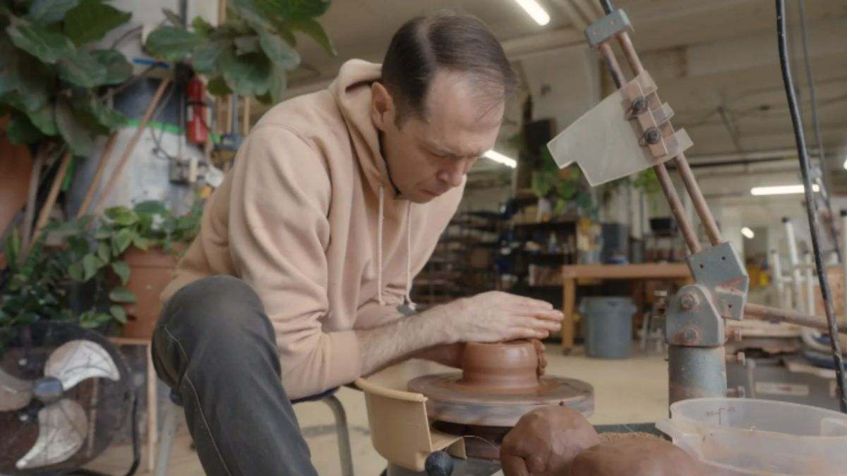 El alfarero de 48 años que convirtió su trabajo secundario en un negocio que le genera más de 6,6 millones al año: "Estoy viviendo el sueño"