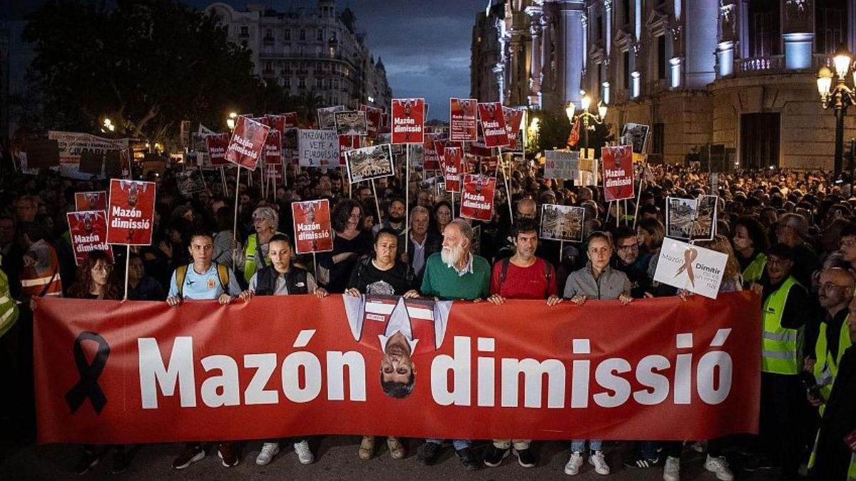 Manifestación en protesta por la gestión de la DANA el pasado mes de octubre con el lema "Mazón dimisión"