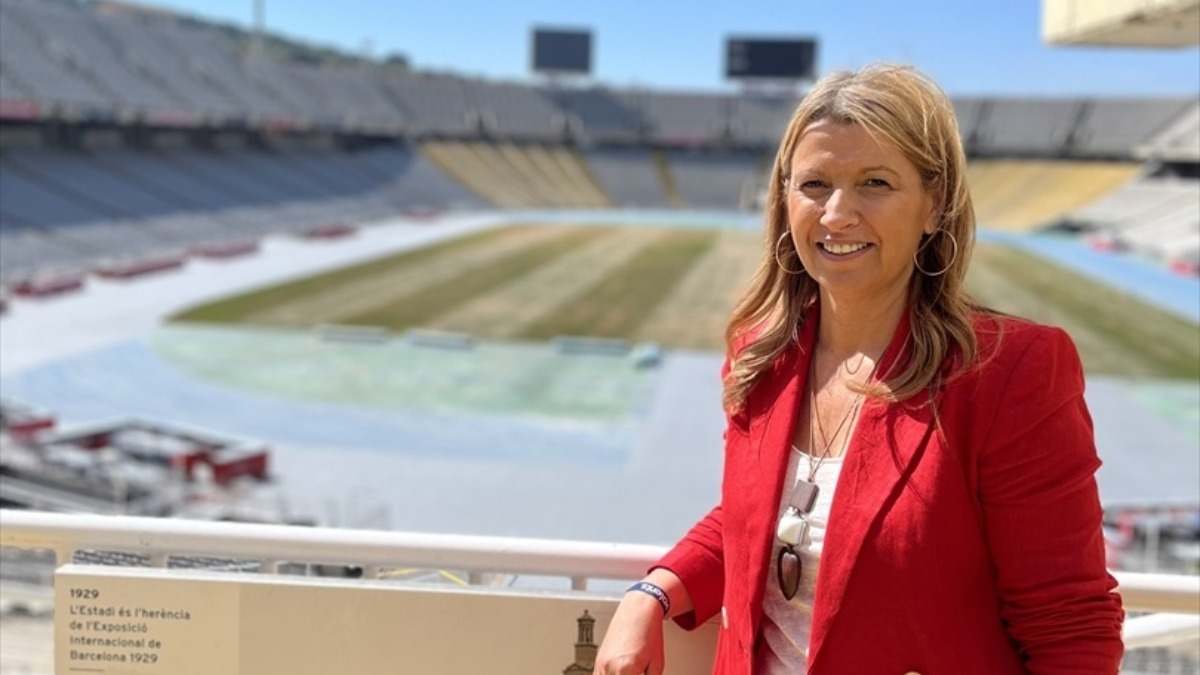 Eva Parera posando dentro de un estadio de fútbol