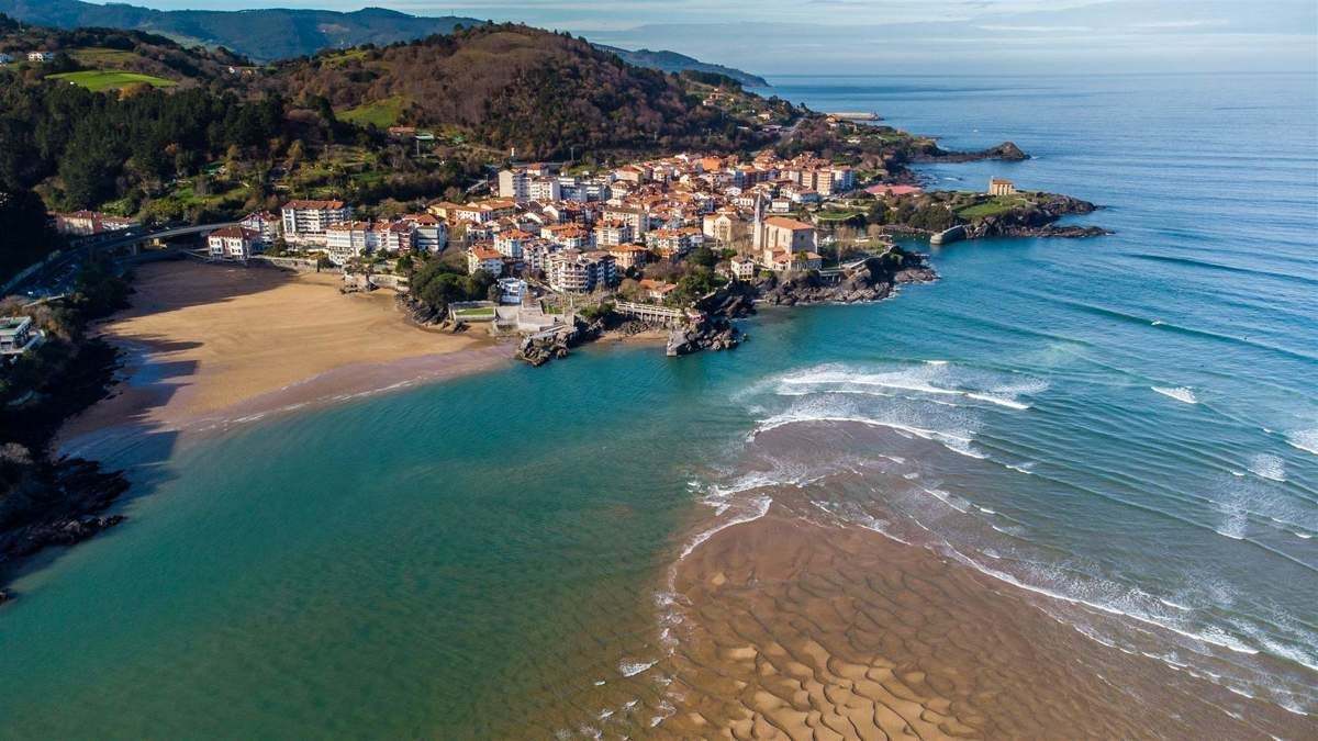 Las playas de Mundaka con el pueblo de fondo