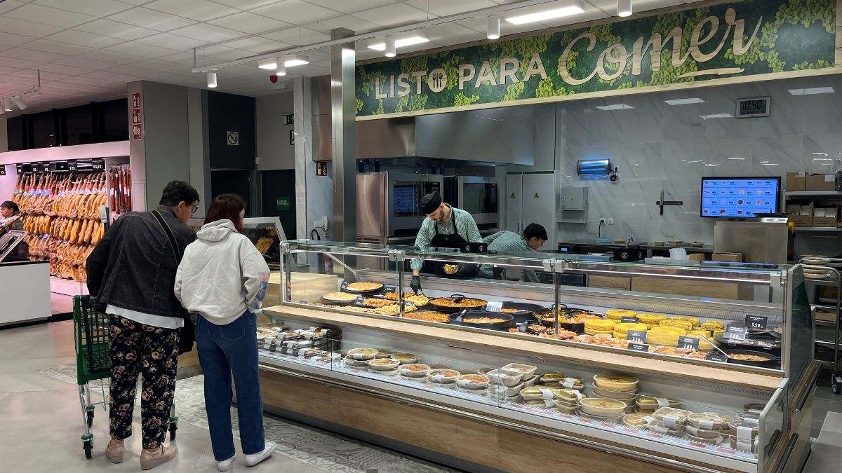Dos personas compran en uno de los supermercados más famosos de España