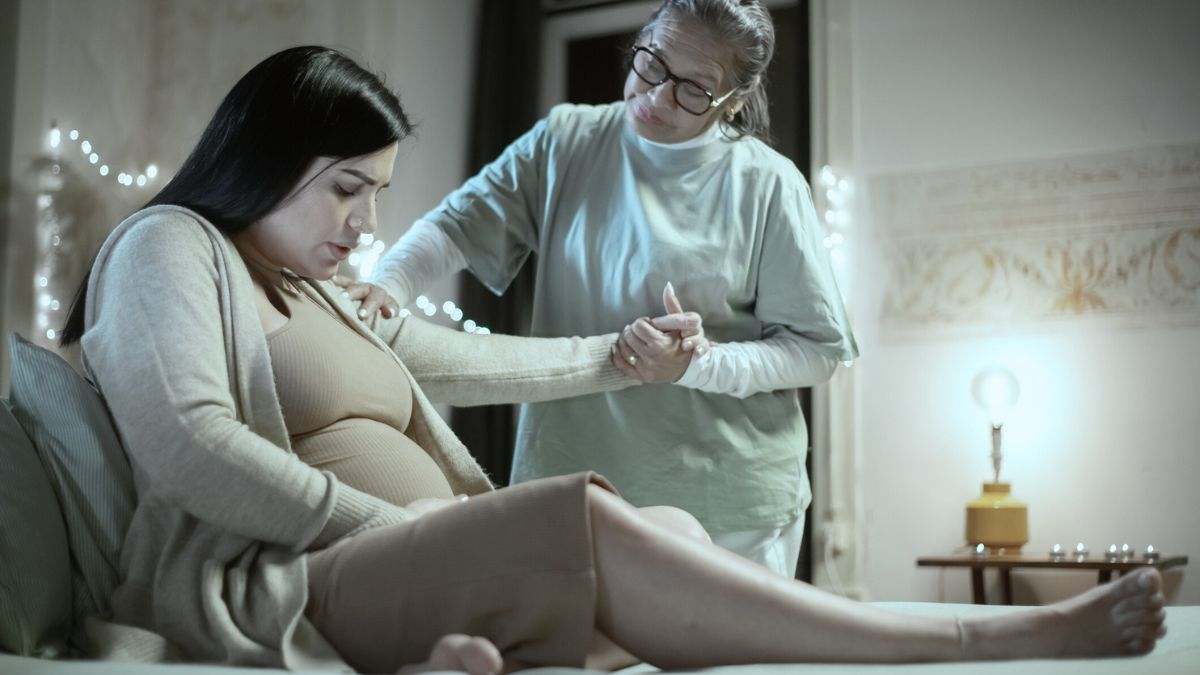 Así funcionan el polémico negocio de las doulas, las guardianas sanitarias "sin formación" durante el parto y el fallecimiento.