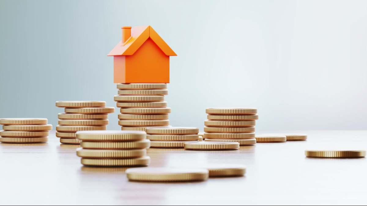 Casa sobre un montón de monedas