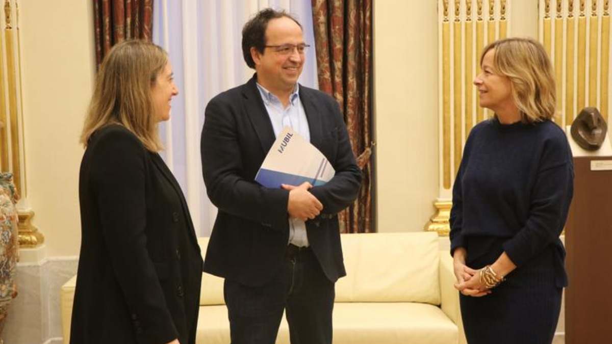 Igor Villareal, director de Mubil, entre Ane Insausti y Eider Mendoza, diputada de Gipuzkoa.