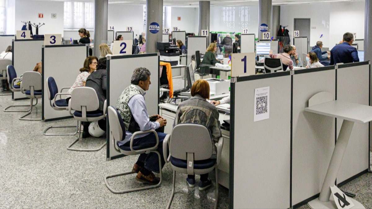 Vista de varios funcionarios en su puesto de trabajo