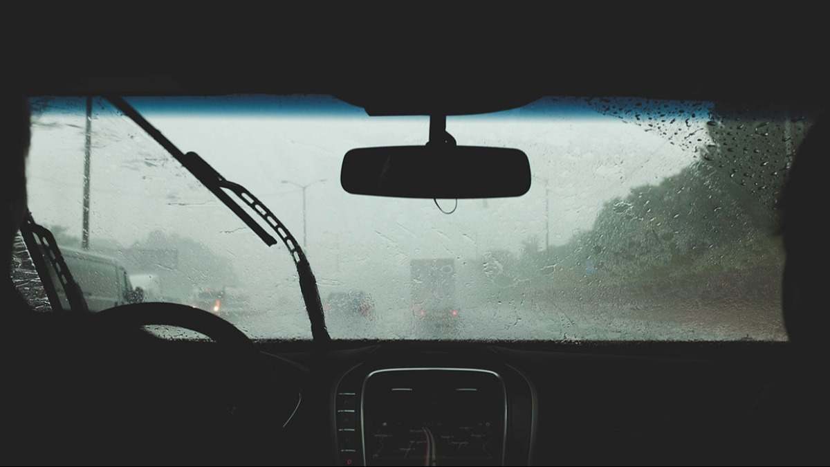 lluvia coche carretera