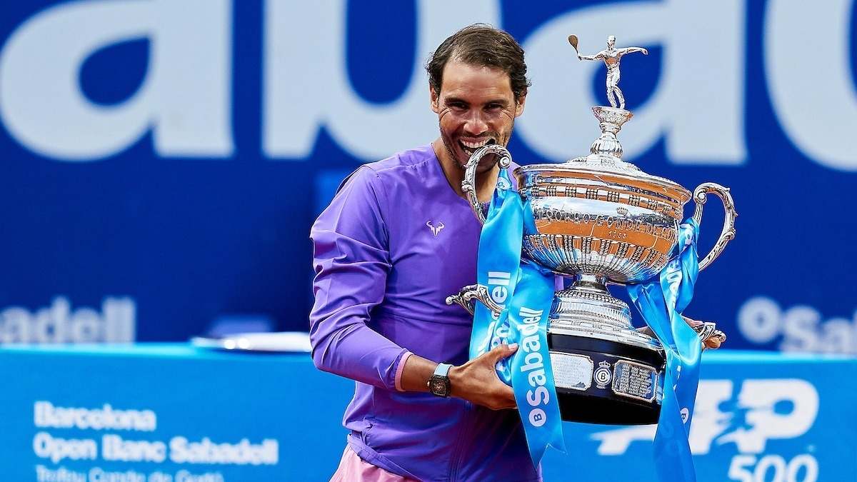 Rafa Nadal mordiendo el título del Barcelona Open Banc Sabadell 2021