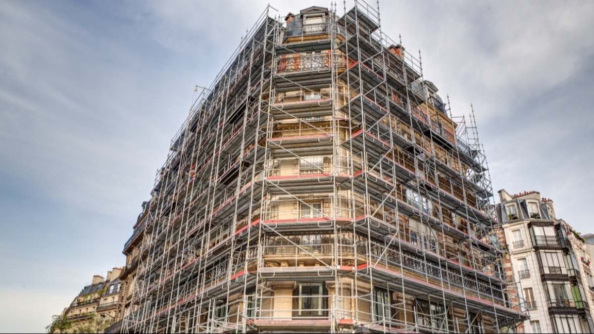 Edificio de viviendas en proceso de rehabilitación