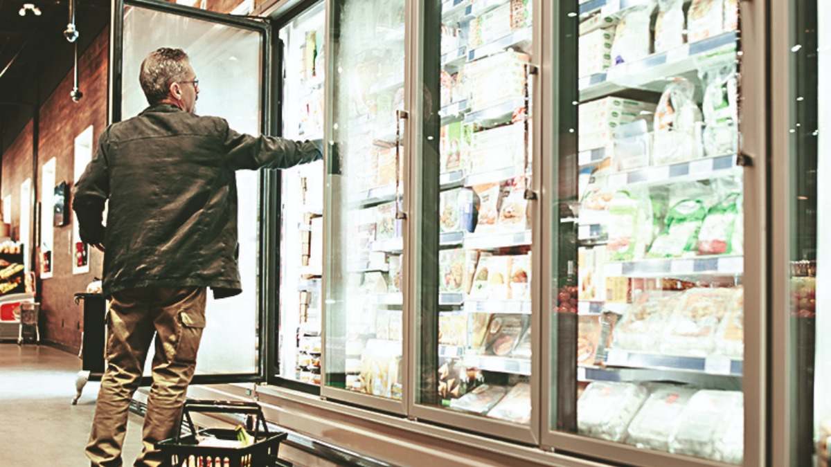 Refrigeradores de un supermercado. IStock