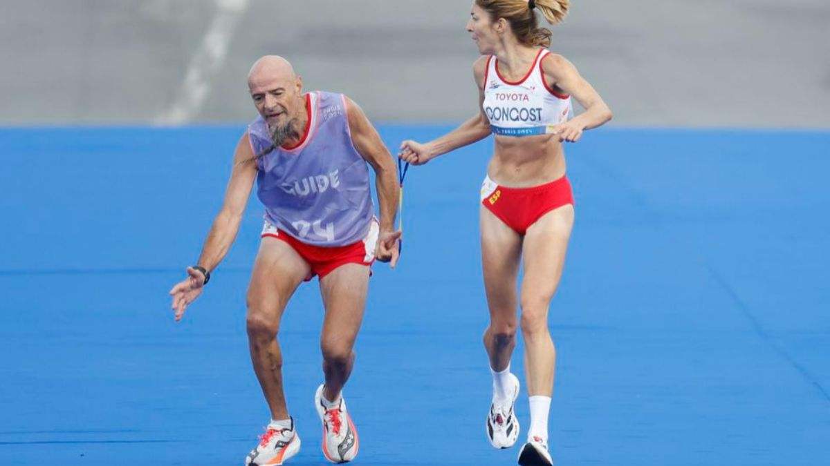 Drama en el maratón paralímpico de París: una española pierde el bronce por asistir a su guía a 2 metros de la meta