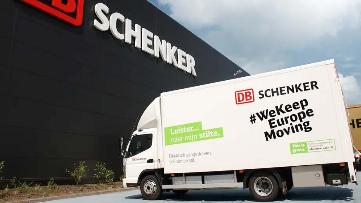 Camión de DB Schenker en uno de sus almacenes. / DB Schenker